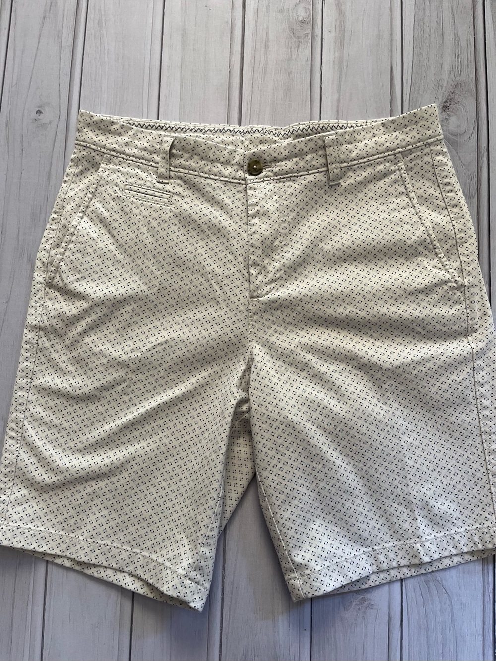 Men’s Johnnie-O Nate flat front performance stone micro print golf short.Size 32